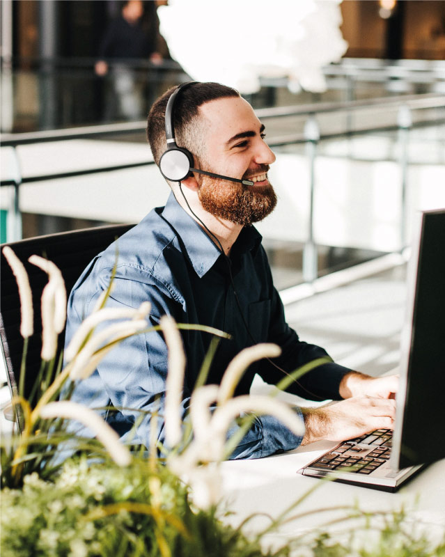 commercieel medewerker binnedienst die aan het bellen is met klanten.