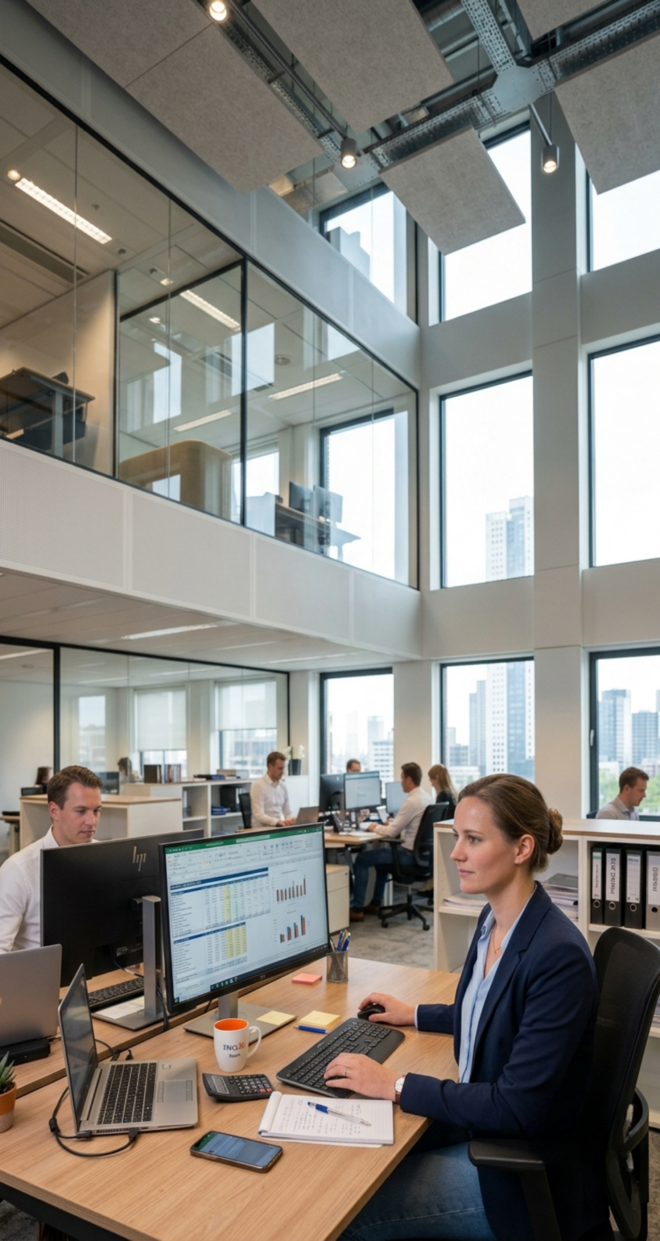 Financieel medewerker aan een bureau achter haar computer bezig met haar werkzaamheden