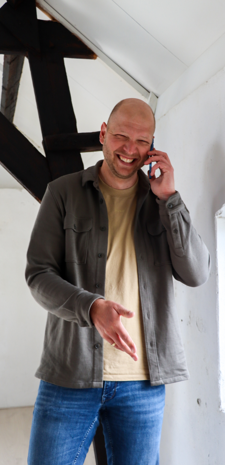 Lennart van Brys in gesprek aan de telefoon