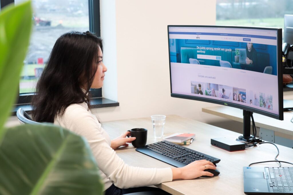 Veerle Schippers is aan het werk op de computer bij Brys