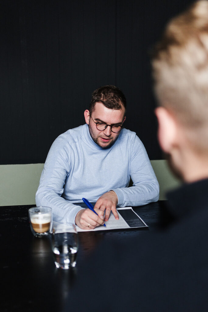 Huib tekent de 13de maand voor een werknemer van Brys.