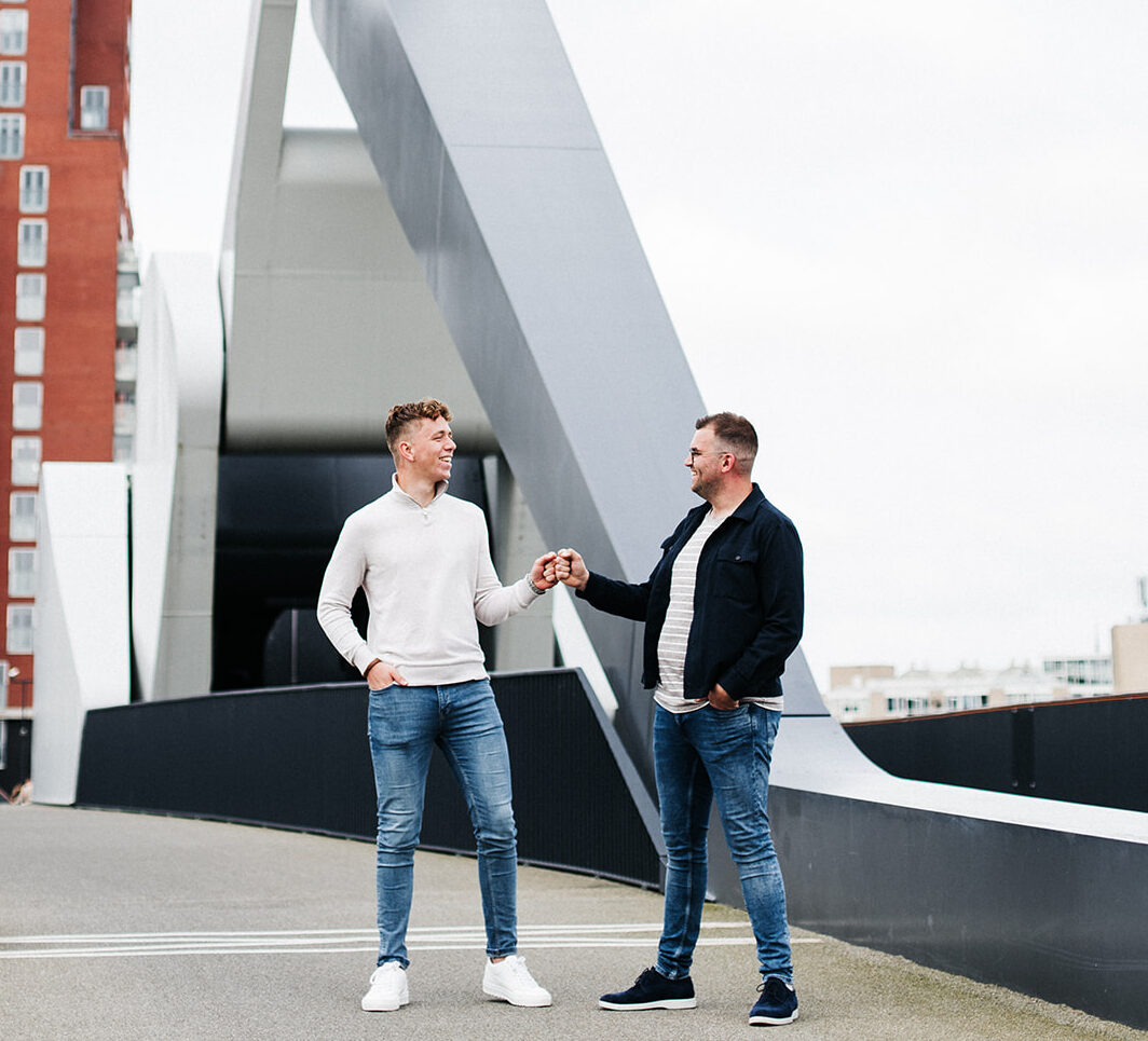 2 mensen staan te lachen op een brug