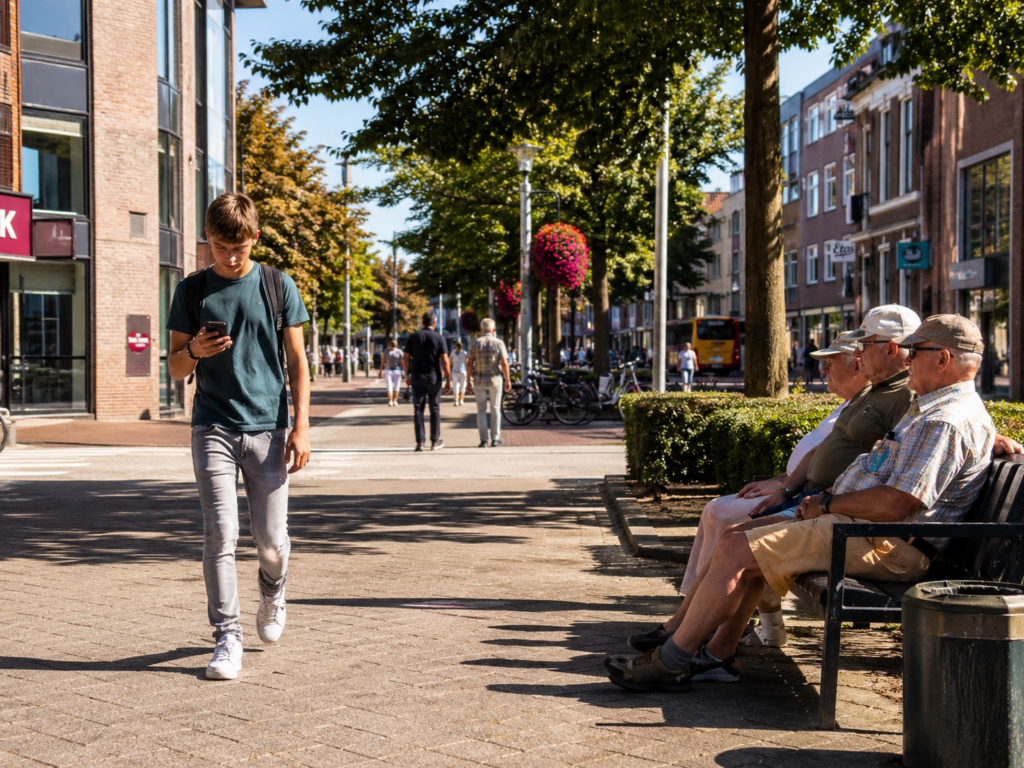 Een jongen loopt over straat.